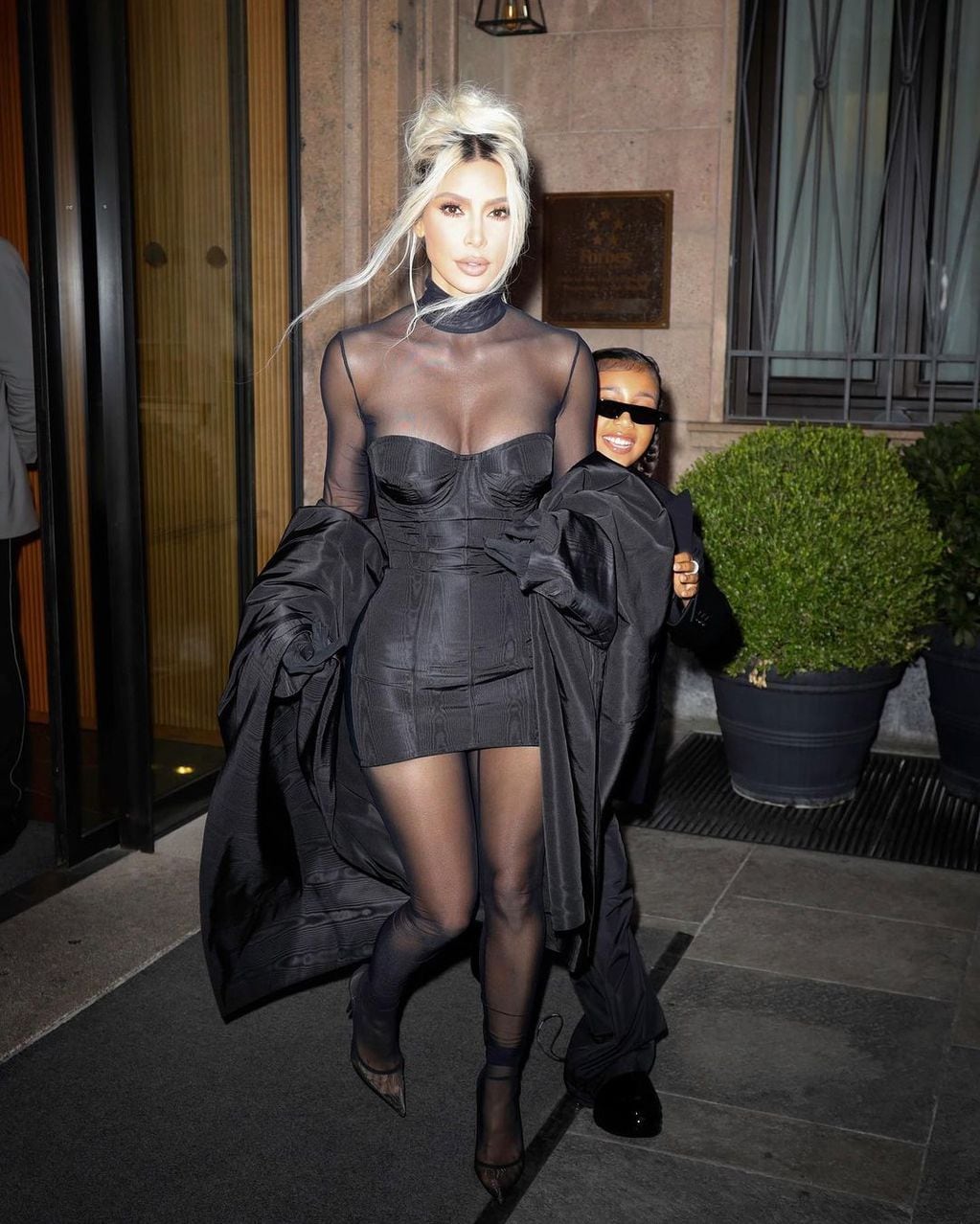 Kim Kardashian impactó con su look a millones: vestido corset al cuerpo, transparencias y seda.