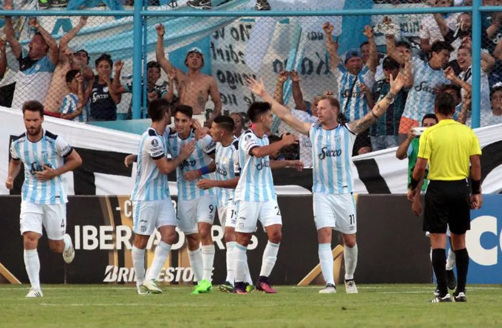 Cristian Menendez (2nd-R) of Argentina's Atletico Tucuman celebrates his team's first goal against Colombia's Junior during their Copa Libertadores football match in the Jose Fierro stadium in Tucuman, Argentina on February 23, 2017. / AFP PHOTO / Walter 