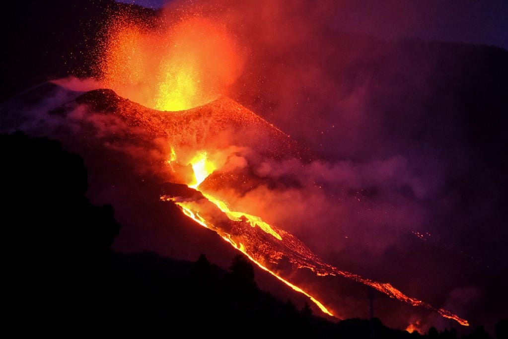 La lava fluye de un volcán en la isla canaria de La Palma, España. (AP)