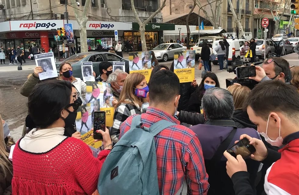Un grupo de personas se reunió en San Martín y Peatonal para participar de la marcha federal que pidió por la aparición con vida de la nena desaparecida en San Luis. Gentileza