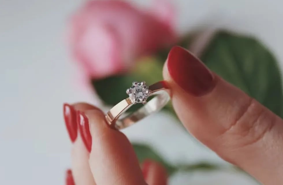 Le compró el mismo anillo a su novia y a su amante, pero lo que hizo la vendedora lo tomó por sorpresa