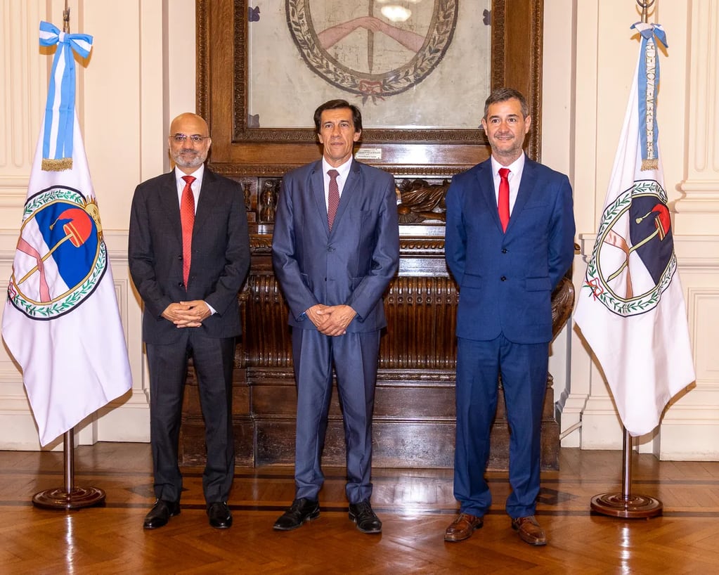 El embajador de la India en Argentina, Dinesh Bhatia, junto al ministro Carlos Sadir y el secretario Pablo Palomares, en el Salón de la Bandera de la casa de Gobierno de Jujuy.