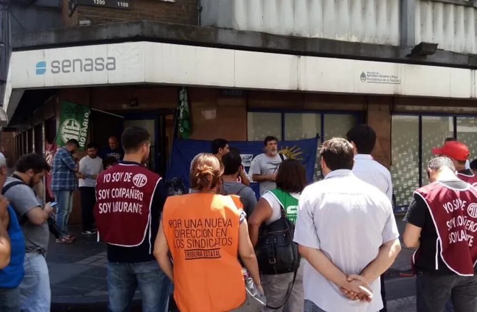 ATE convocó en Rosario a una asamblea en la sede del Senasa por los despidos en la institución. (@rodrigomiro76)
