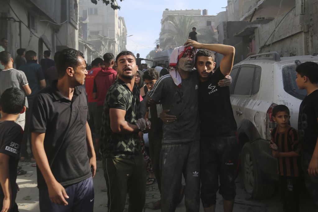Palestinos evacuan a sobrevivientes tras los bombardeos israelíes sobre Rafah, en la Franja de Gaza, el 30 de octubre de 2023. (AP Foto/Hatem Ali)