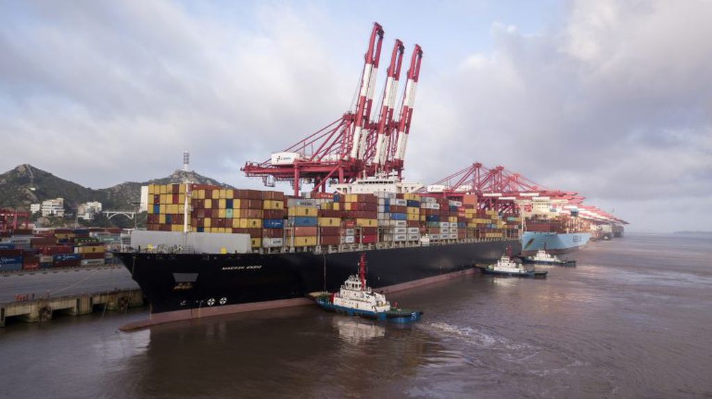A.P. Moller-Maersk A/S - Shanghai, China Photographer: Qilai Shen/Bloomberg 

Barco carguero Soro Enshi en puerto de aguas profundas de Yangshan.