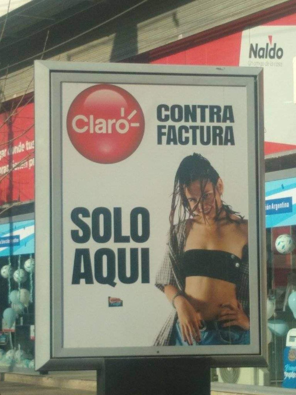 La publicidad sexista de Claro que circula por las calles de Tunuyán.