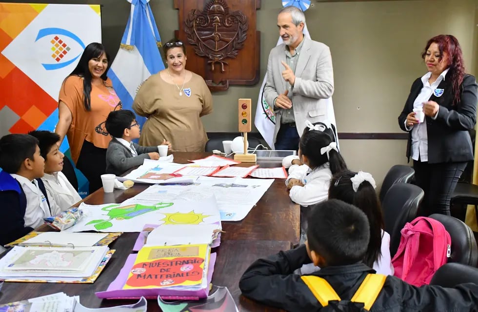 Concejales de San Salvador de Jujuy reconocieron la destacada participación de los niños de la escuela "Juanita Stevens" en una competencia nacional realizada en Tecnópolis.