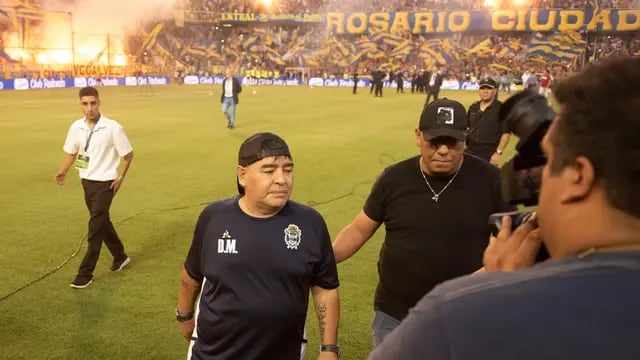 Diego Maradona en la cancha de Rosario Central