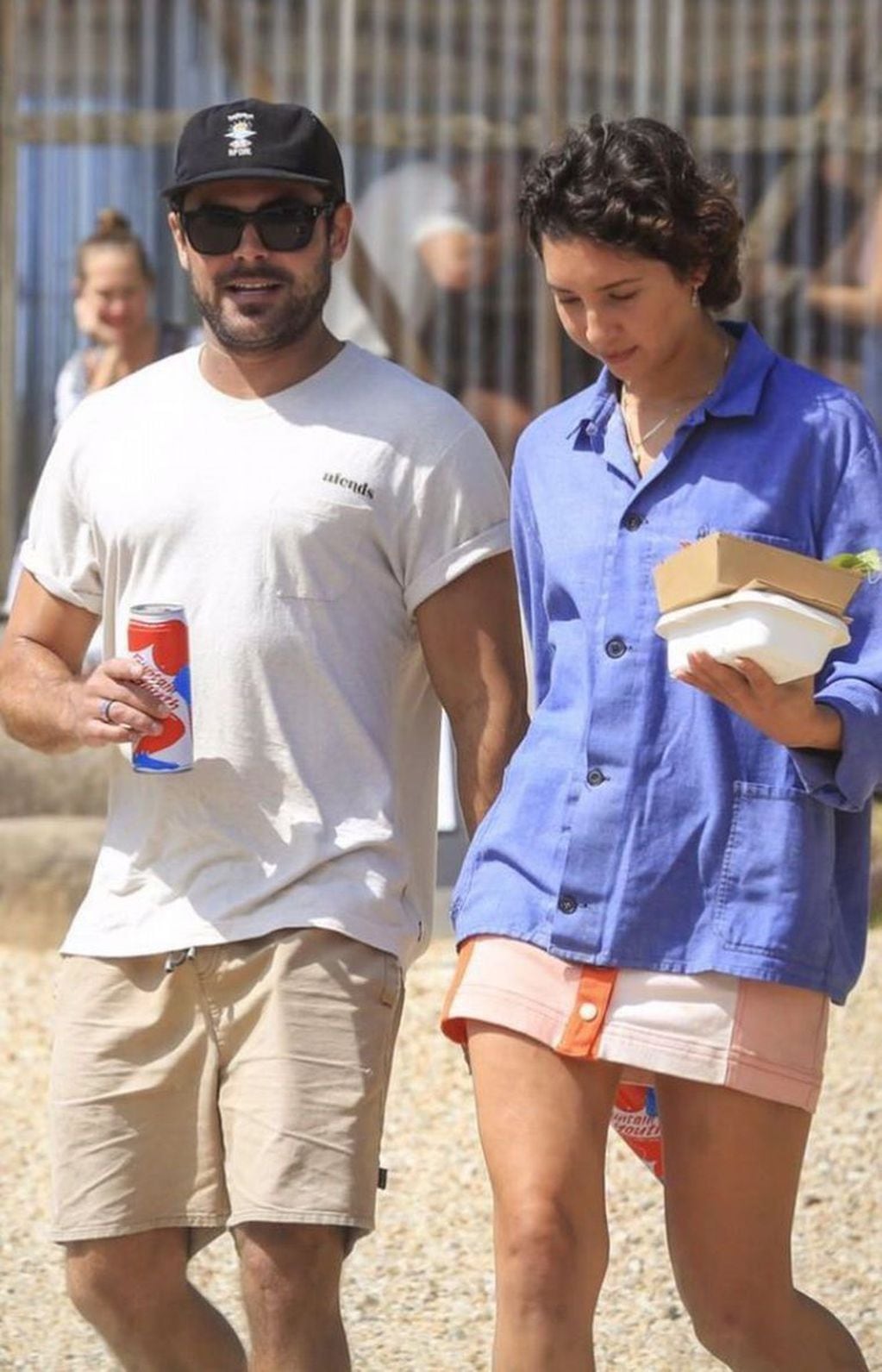 Zac Efron junto a su nueva novia en Australia (web)