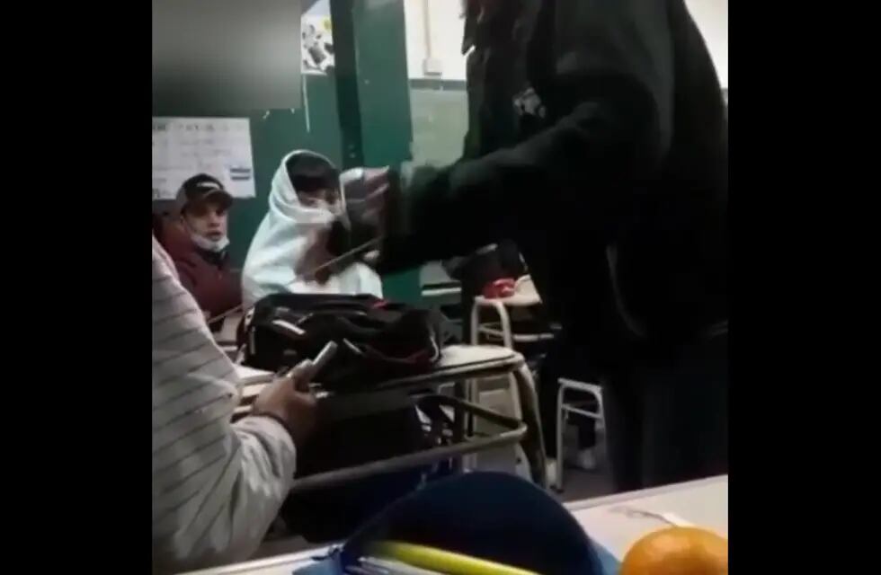 Un video muestra el forcejeo de un alumno y su docente.