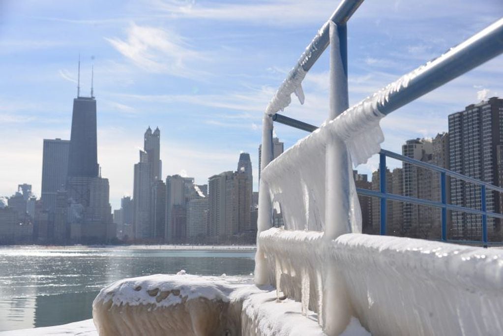 Vista de los alrededores congelados de un lago, en Chicago (EE.UU.). Crédito: EFE/ Enrique García Fuentes.