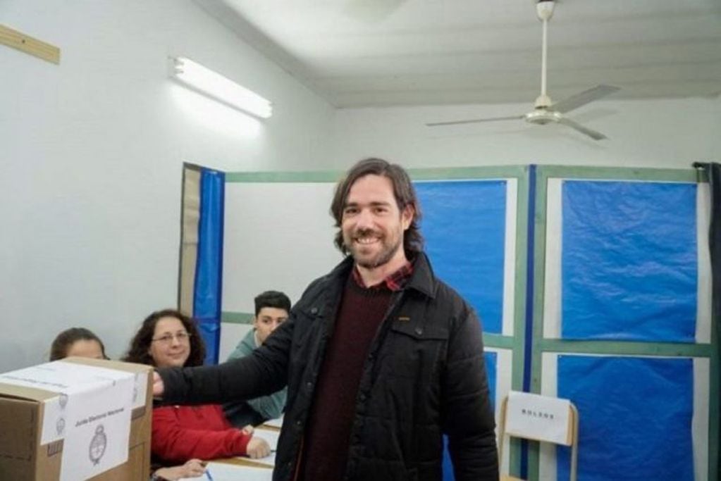 El candidato a la presidencia Nicolás del Caño, al votar en Avellaneda en las PASO.