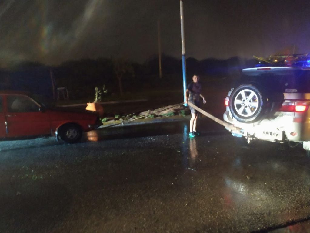 Intensas precipitaciones en La Rioja provocaron el desborde de agua en las calles y afectó a varios autos