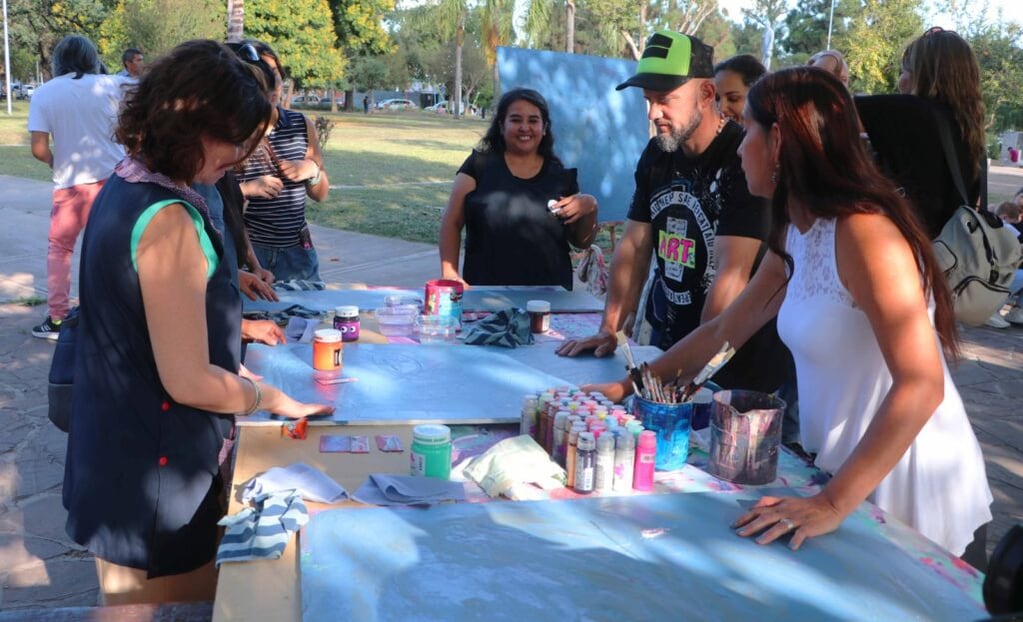 Artistas plásticos convocados por su colega Ariel Cortez guiaron a las mujeres en la realización de sus obras inspiradas en el 8M.