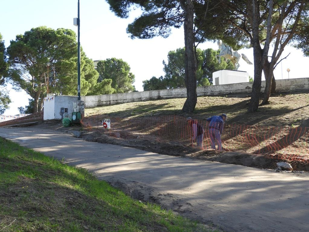 Punta Alta: continúa la obra de cordón cuneta y pavimento articulado en el parque San Martín