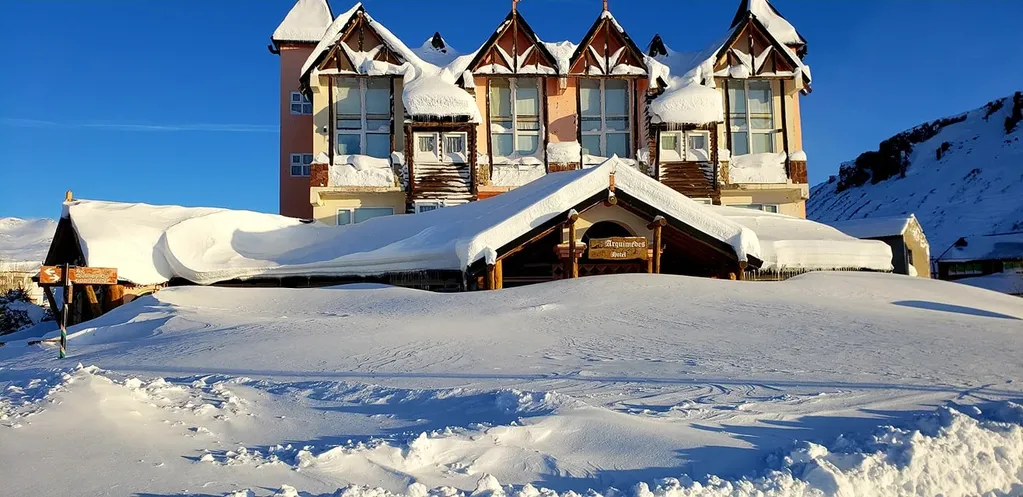 La nieve en algunas ciudades de Neuquén cubre las casas.