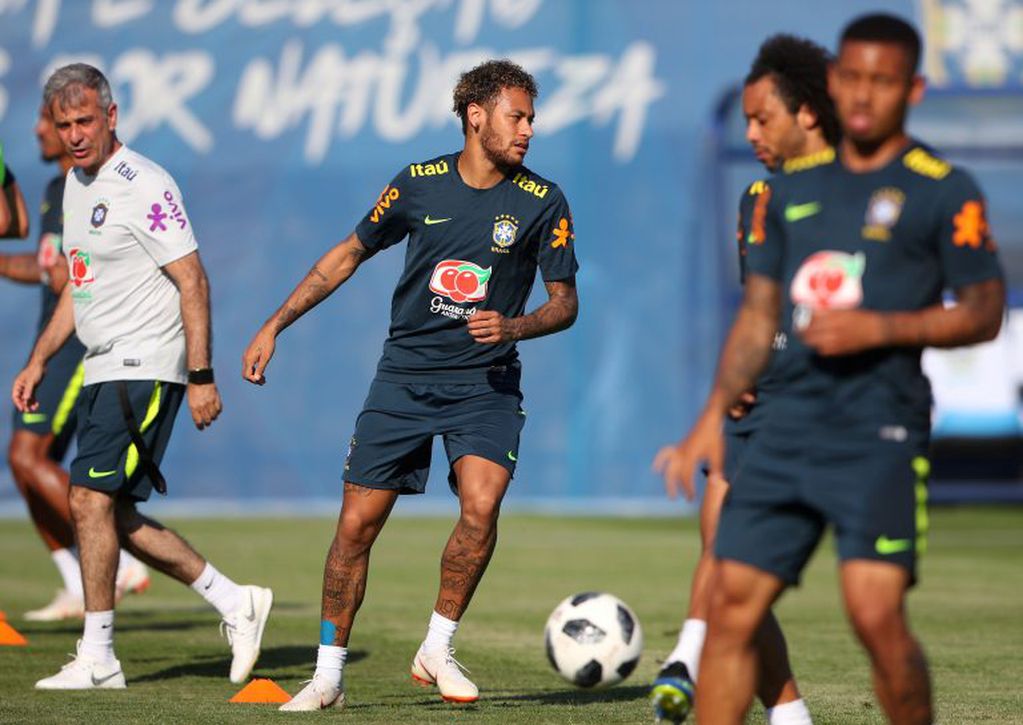 Neymar Jr. se prepara en Rusia para enfrentar a Suiza.