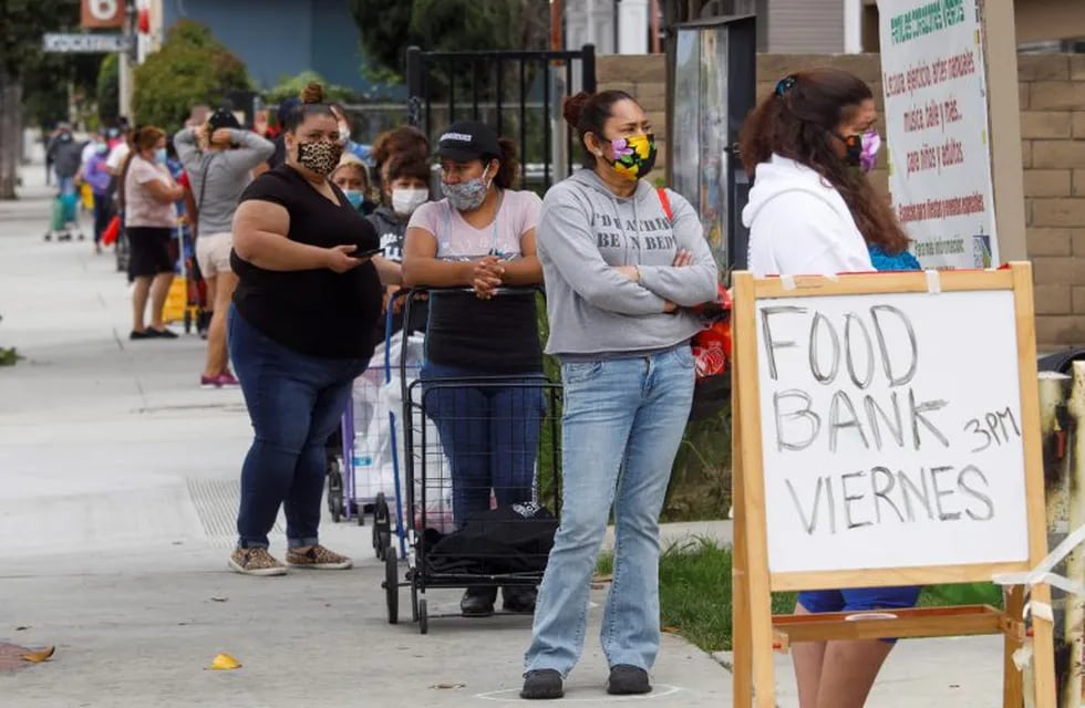 Residentes de Santa Ana, California, hacen fila para recibir alimentos en Estados Unidos. (Foto: Eugene García/EFE/EPA)