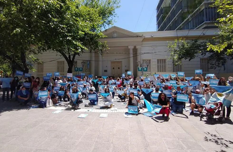 Cerca de 150 personas, entre los que se encontraban algunos legisladores, se manifestaron frente a la Legislatura de Mendoza.