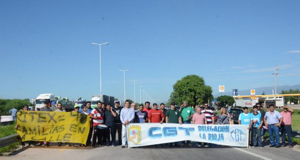 Los trabajadores despedidos de la fábrica Ritex se sumaron al corte de ruta