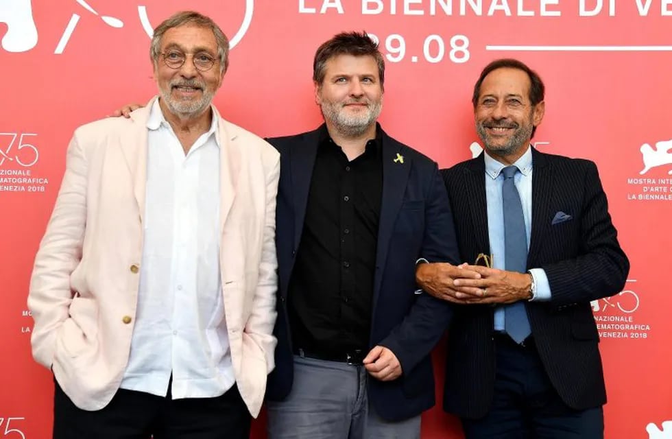 EPA6173. VENECIA (ITALIA), 30/08/2018.- El director argentino Gastón Duprat (c), y los actores argentinos Guillermo Francella (d) y Luis Brandoni (i) posan a su llegada a la proyección de la cinta ''Mi obra maestra'' durante el 75º Festival Internacional de Cine de Venecia (Italia) hoy, 30 de agosto de 2018. El certamen se celebra del 29 de agosto al 8 de septiembre. EFE/Ettore Ferrari