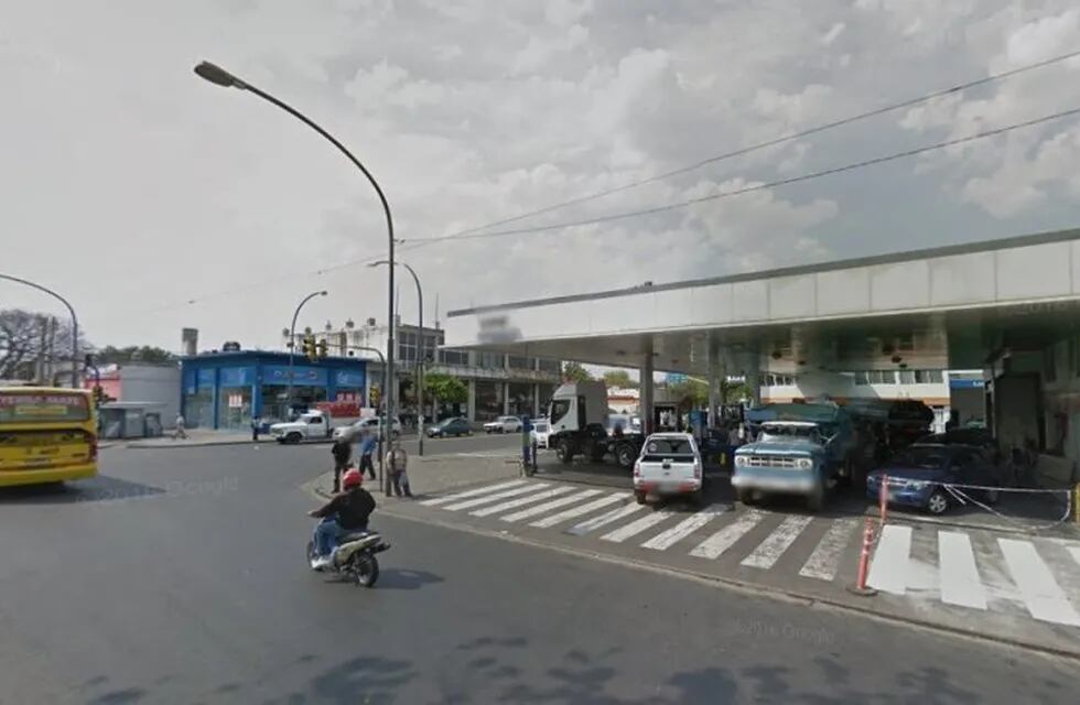 Estación de servicio en la esquina de Ayacucho y Arijón en Rosario.