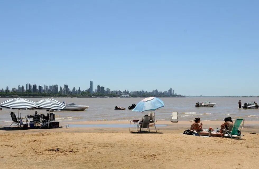 Las altas temperaturas favorecieron la asistencia de turistas a la costa. (Archivo)