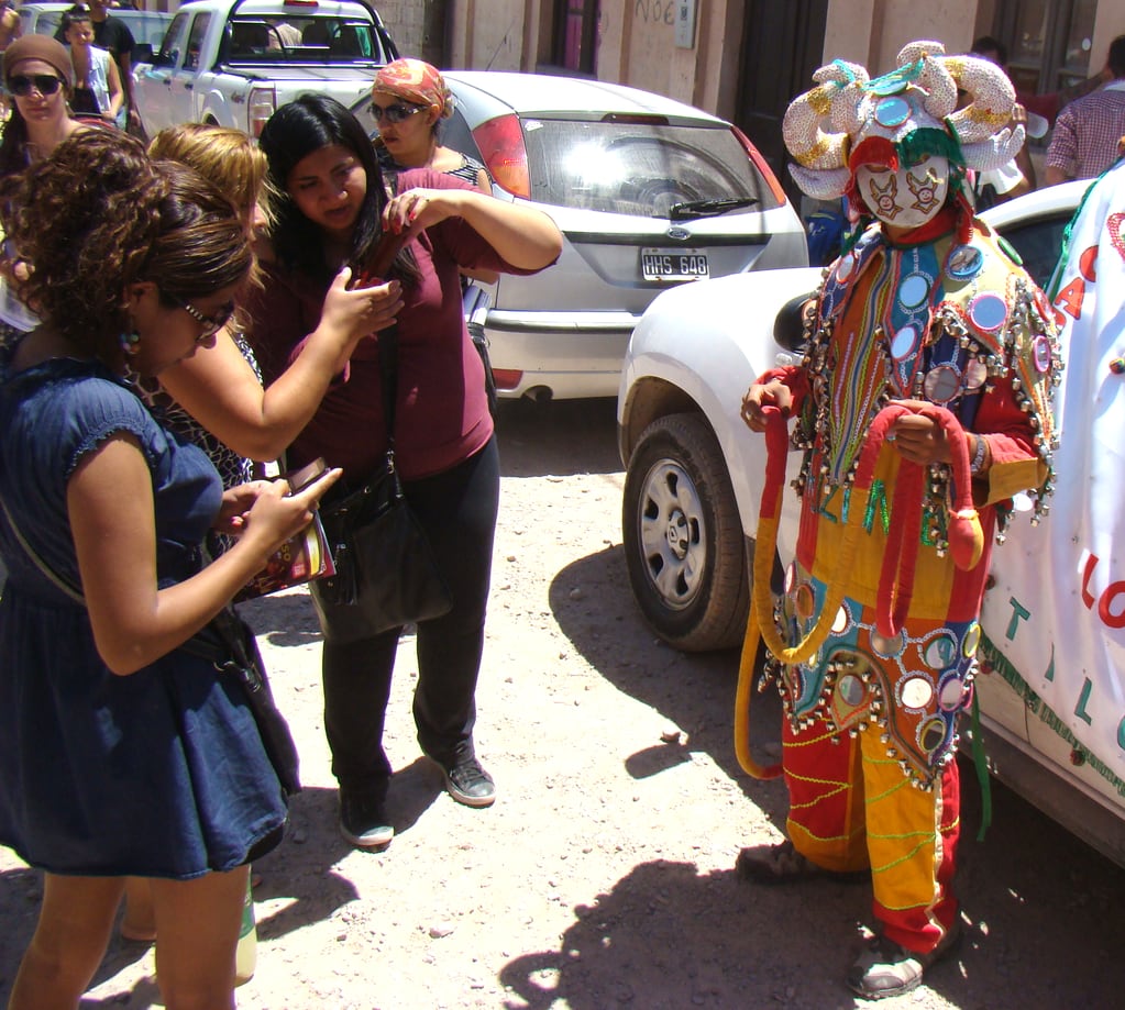 El Pujllay sale a las calles para animar a las gente a divertirse al compás de carnavalitos y taquiraris, y también de sayas, cumbias y la música tropical de moda.