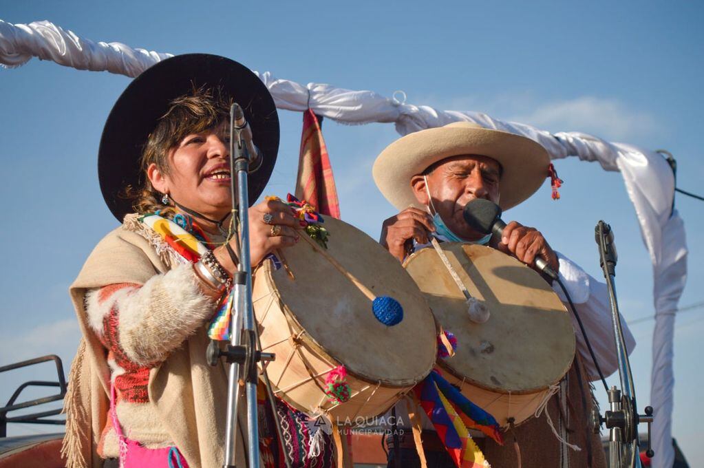 En la primera jornada de la Manka Fiesta se presentaron en el escenario central copleros y copleras de la región y actuaron El “Oso” Martínez, Sangre Andina, Soledad Mendoza y Brumas.