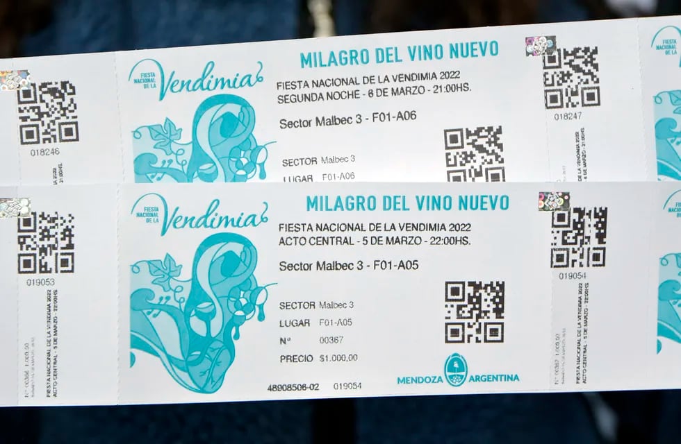 23  Febrero 2022 Mendoza Sociedad
Vendimia: Fila para comprar las entradas para la Fiesta Nacional de la Vendimia 2022 , en el Teatro Independencia 

Foto: Orlando Pelichotti / Los Andes