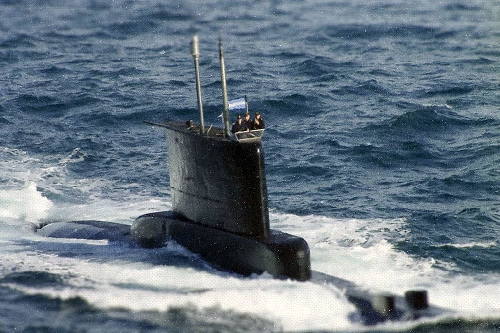 Para comunicarse con tierra, el submarino debía salir a la superficie.