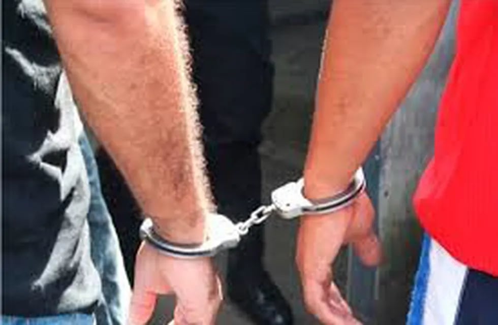Dos detenidos por la policía.