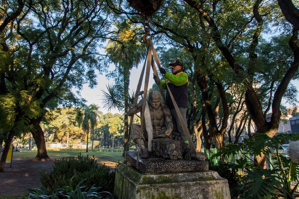 Realizan mejoras a la escultura ubicada en Parque Patricios.