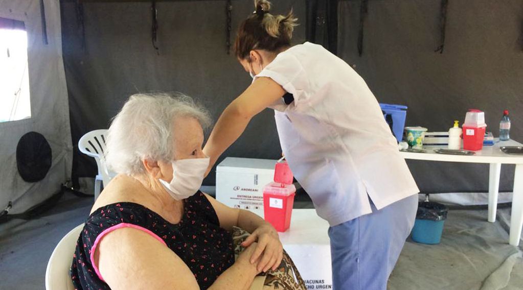 Ya se está vacunando a personas de mas de 80 años 