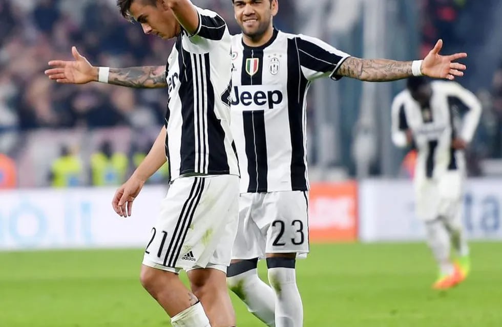 Juventus' Paulo Dybala, left, jubilates after scoring the goal (2-0) during the Italian Serie A soccer match Juventus FC vs US Palermo at Juventus Stadium in Turin, Italy, 17 February 2017. ANSA/ ALESSANDRO DI MARCO