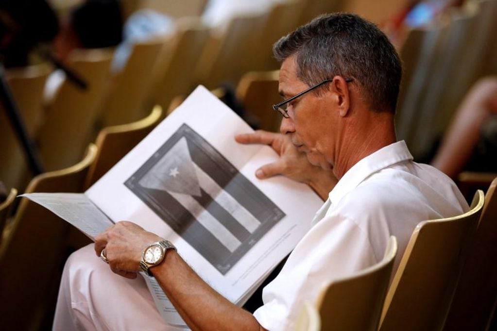 Un cubano lee la propuesta de cambio de la Constitución durante la discusión política