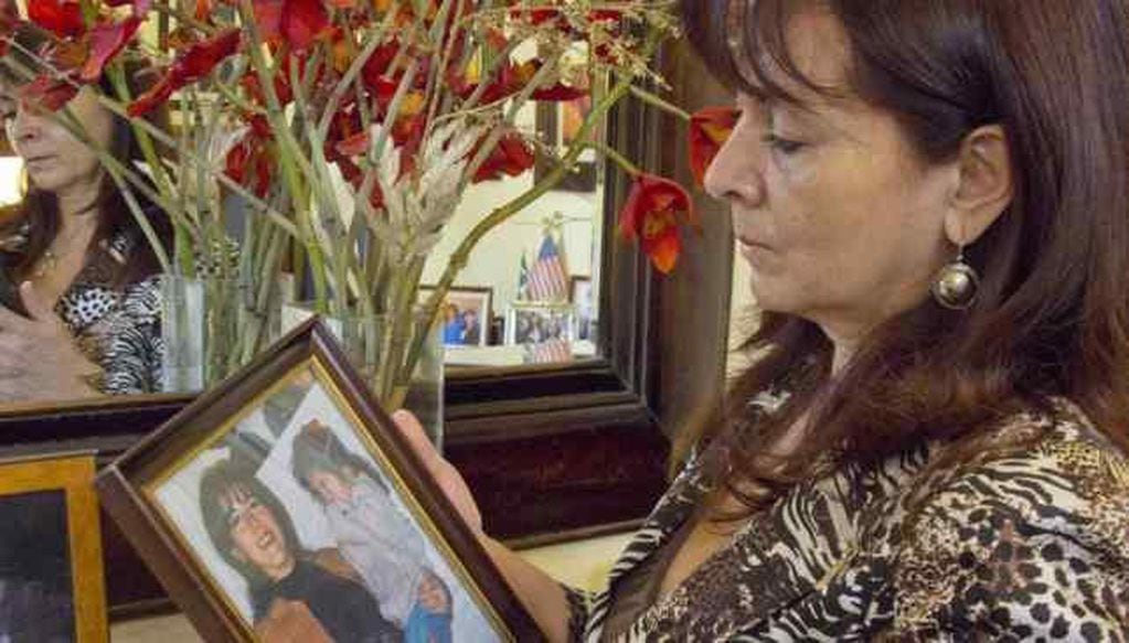 Susana Trimarco mira el retrato de su hija, “Marita” Verón, desaparecida hace más de 10 años (La Voz/Archivo).