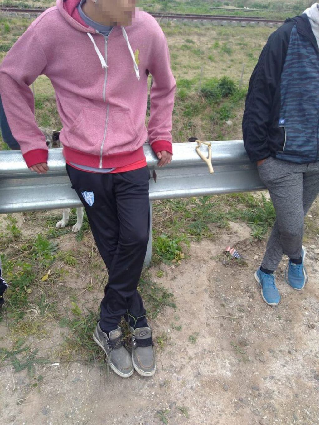Los adolescentes interceptados con gomeras en el kilómetro 20 de la autopista Rosario-Santa Fe. (Min. Seguridad)