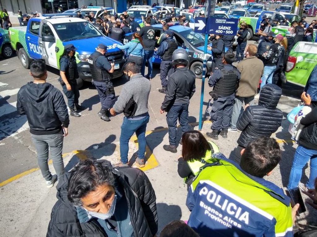 Protestas de la Policia Bonaerense en el centro de Quilmes (Foto: Clarín)