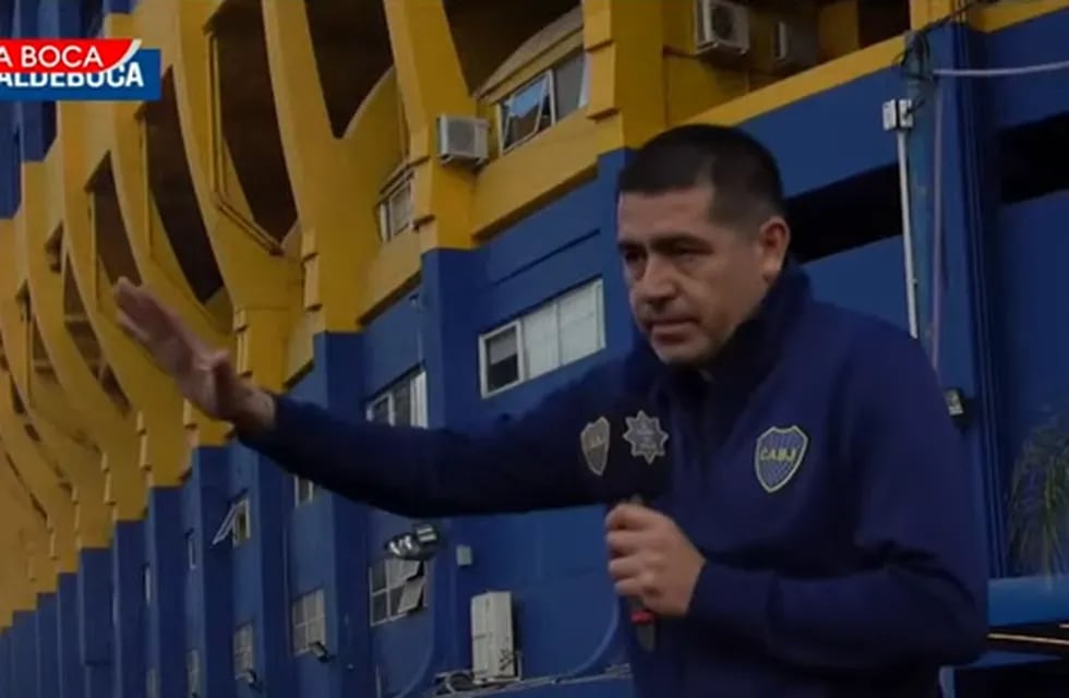 Juan Román Riquelme hablando frente a los hinchas de Boca.