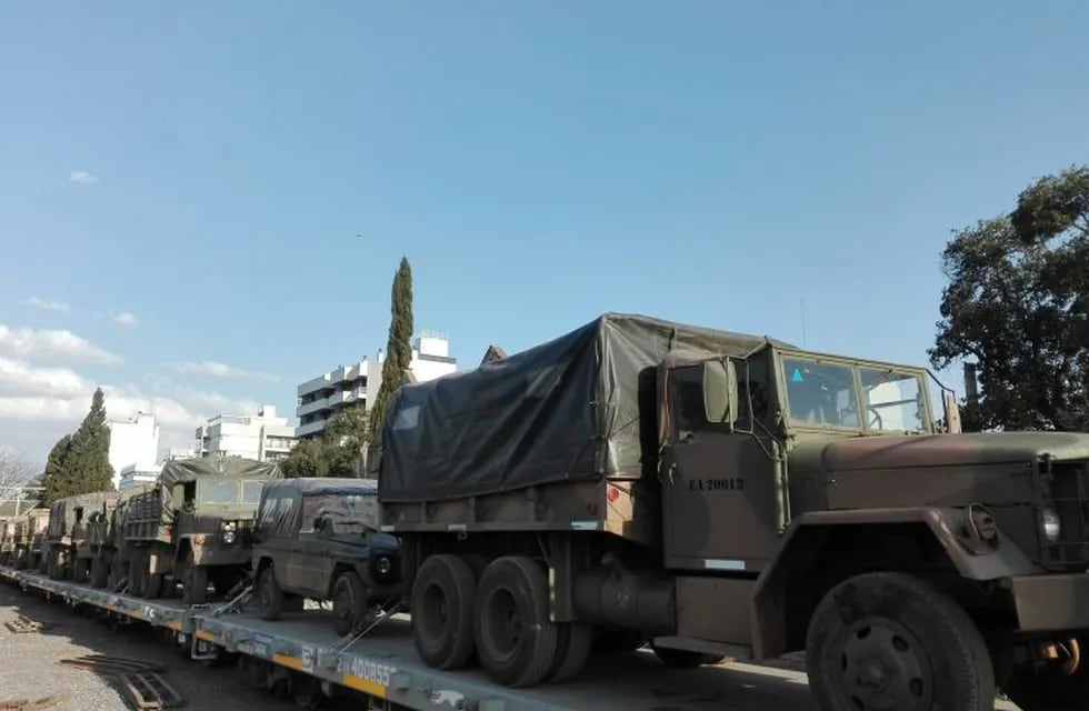 Vehículos militares de la IV Brigada Aerotransportada del Ejército Argentino, con asiento en Córdoba, son transportados en tren de carga por primera vez después de 35 años.
