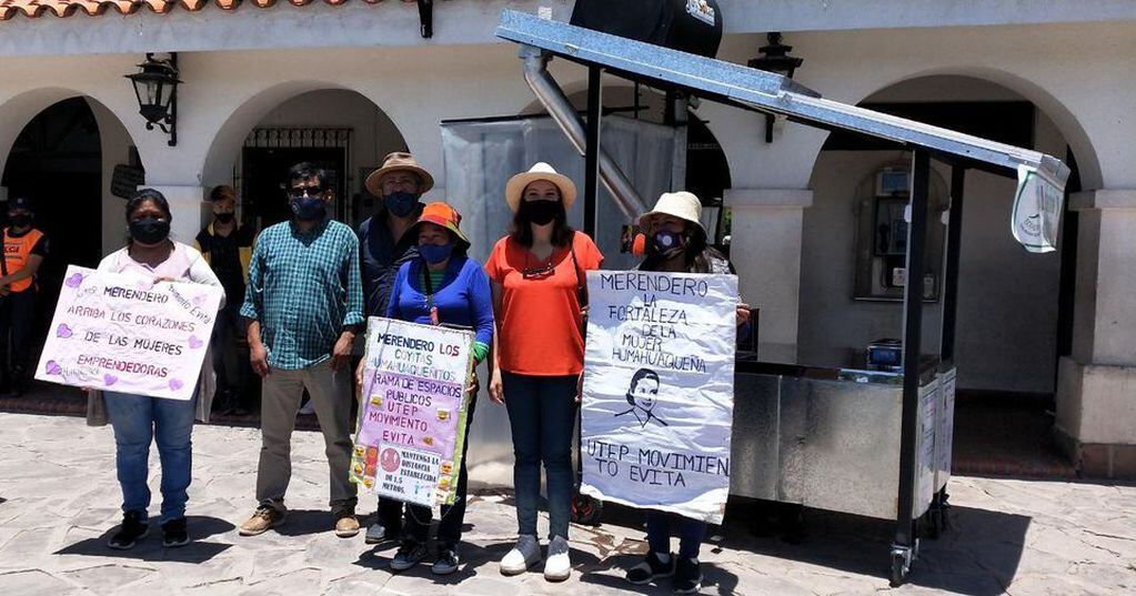 Referentes de los tres merenderos de la ciudad de Humahuaca que operarán el artefacto, junto a la presidente de la fundación EcoAndina, Silvia Rojo.
