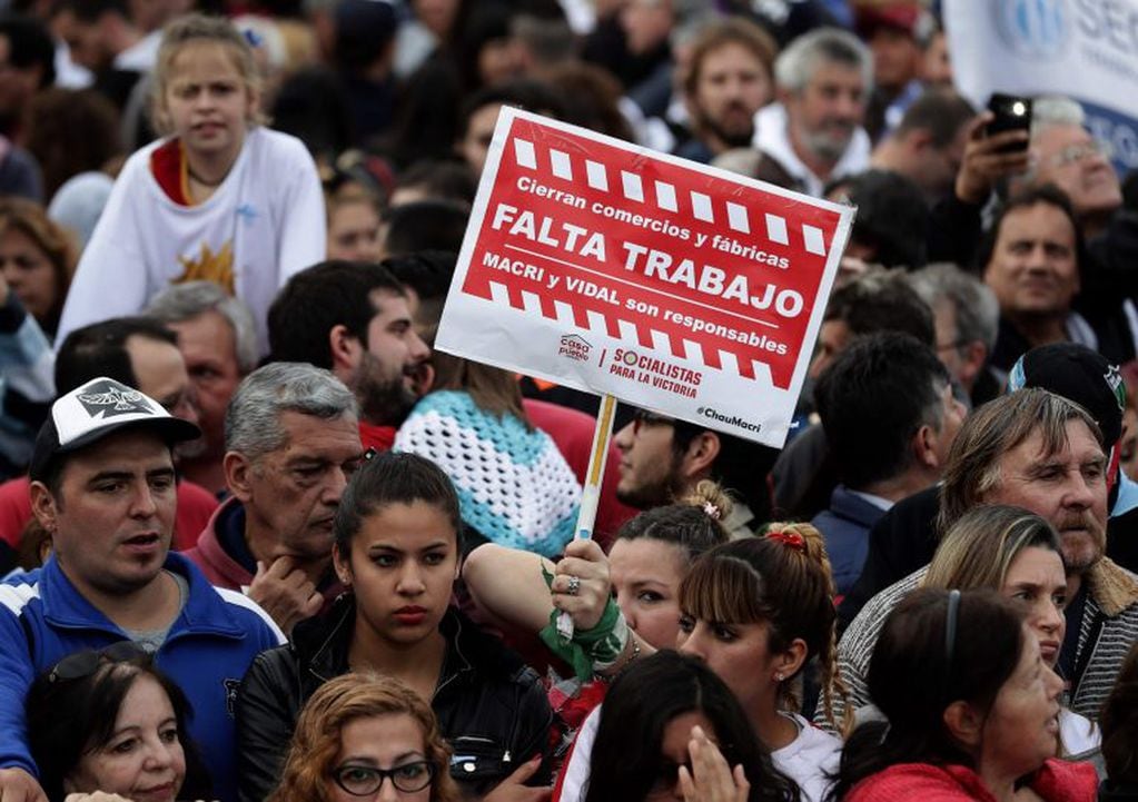 ''Falta Trabajo'', la protesta presente a la actualidad del país  (Photo by Alejandro PAGNI / AFP).