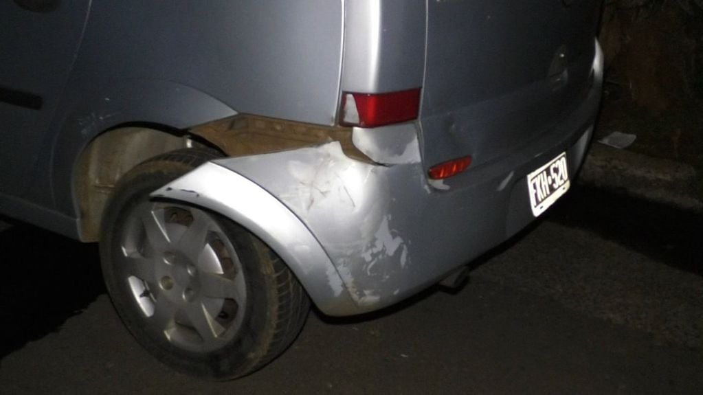 Accidente vial en Posadas: una moto impactó contra un vehículo estacionado