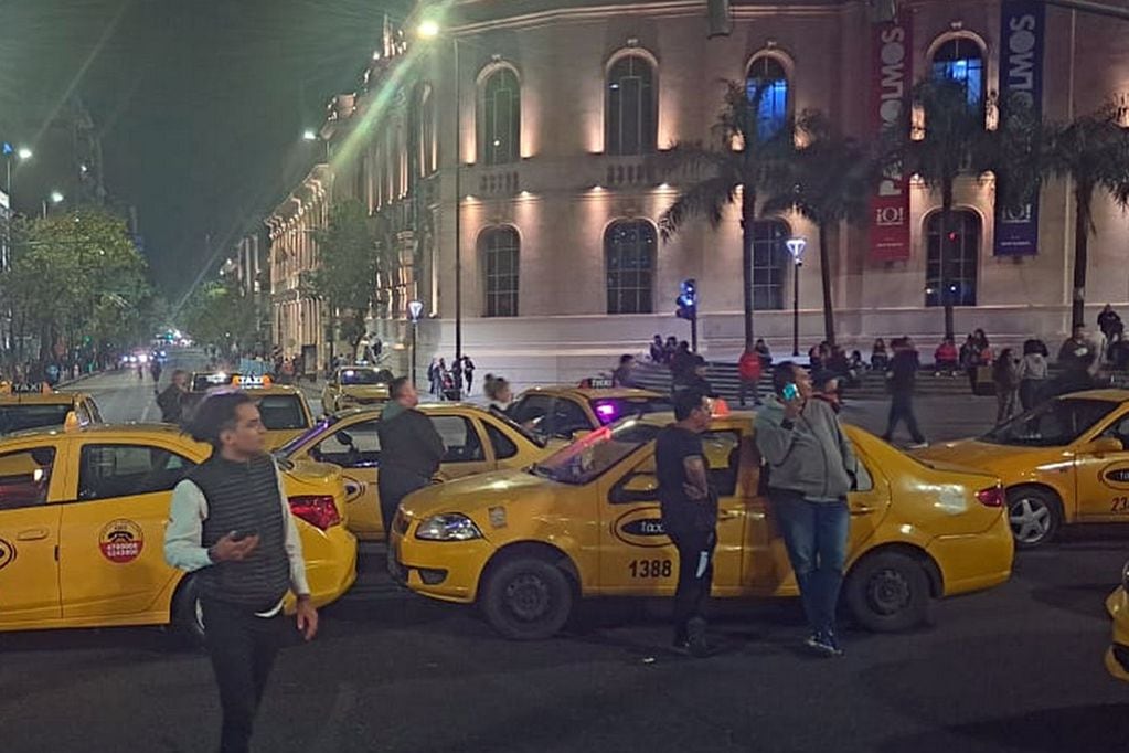 Protesta de taxis en el Patio Olmos en reclamo por más seguridad.  (José Gabriel Hernández / La Voz)