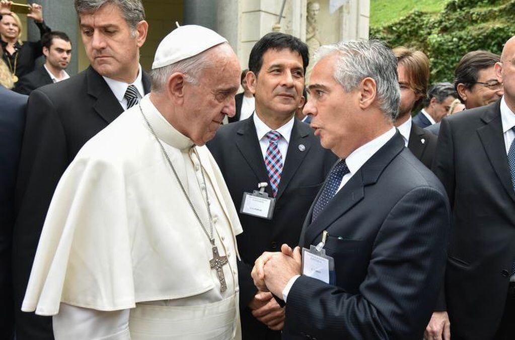 El juez federal Sergio Torres con el Papa Francisco. (Foto: Clarín)