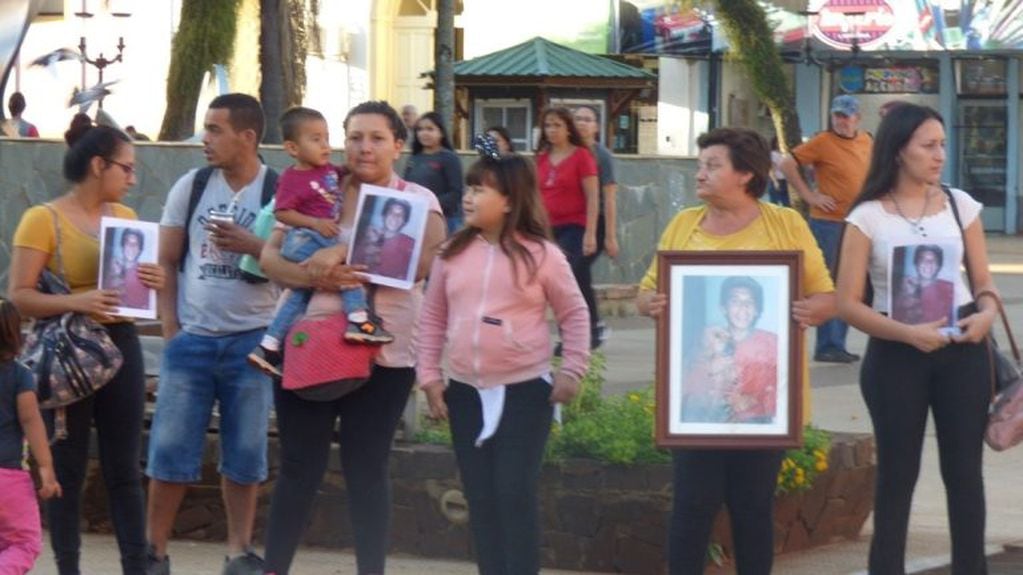 Familiares de Posadas se congregaron imágenes de sus seres queridos víctimas de asesinato, para pedir justicia. En la Plaza 9 de Julio. (MisionesOnline)