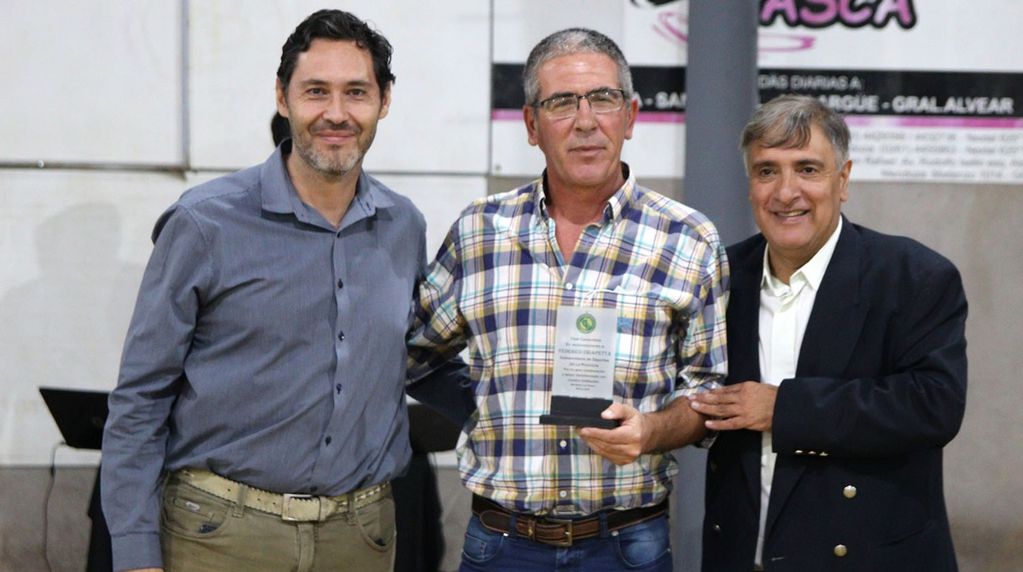 Gustavo Alegre (tesorero), Federico Chiapetta (subsecretario de Deportes de Mendoza) y Víctor Herrera (presidente del club Cementista)