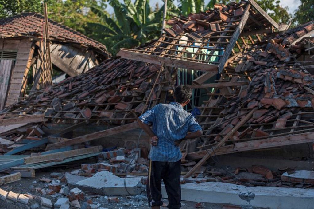 Una casa en ruinas tras el terremoto en Indonesia (crédito: AP)