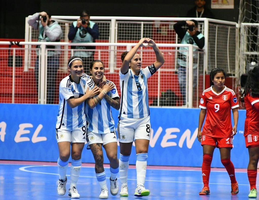 Selección Argentina de fútbol de futsal. Anita Ontiveros (9) festeja con Núñez. 